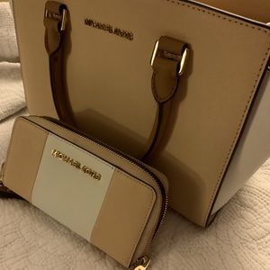 MIchael Kor’s handbag and wallet